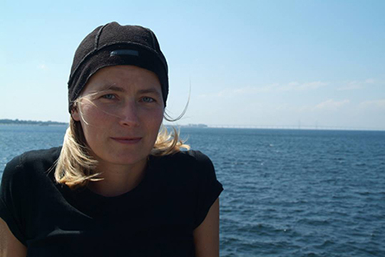 Porträt von Annette Brandstäter, hinter ihr die offene See.