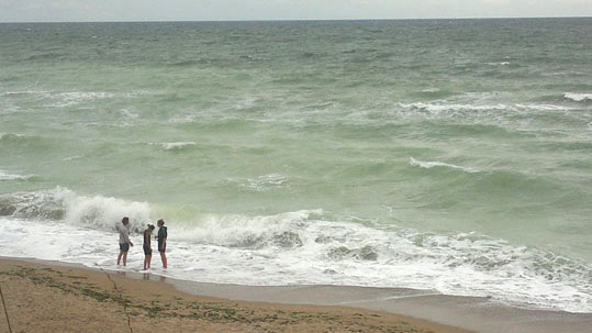 3 Menschen am Ufer des Scharzen Meeres.
